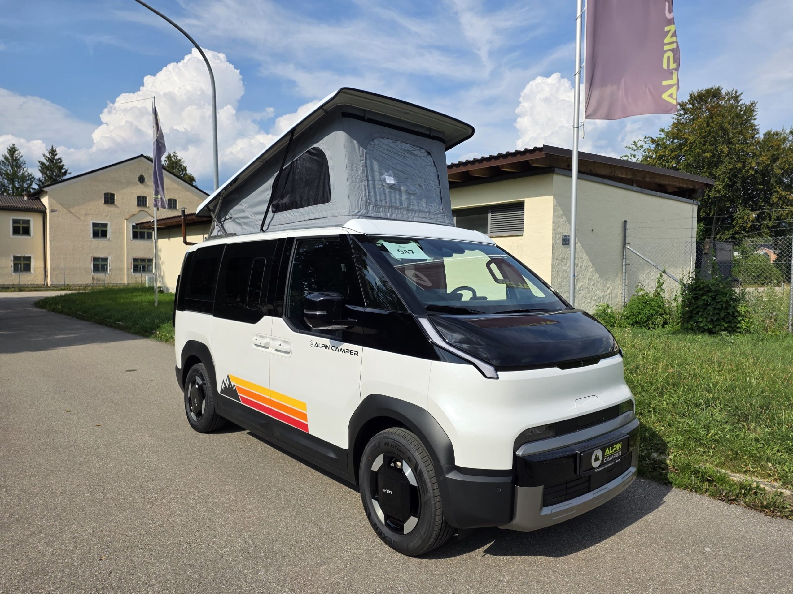 Alpincamper Kia PV5 Passenger mit geöffnetem Aufstelldach, Frontansicht